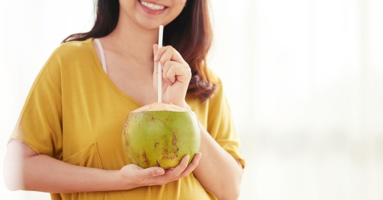 Minum air kelapa bermanfaat bagi Ibu hamil dan janin